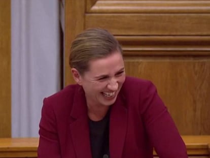 Momento en que la primera ministra danesa se echa a reír. En vídeo, su intervención en el Parlamento el pasado 3 de octubre.