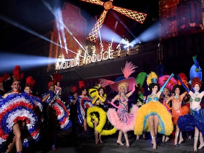 Bailarinas celebran el 130º aniversario del Moulin Rouge, el 6 de octubre en París (Francia). En vídeo, declaraciones de una de la de las cabareteras.