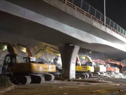Máquinas excavadoras ayudando en las labores de rescate en la ciudad de Wixi, China.