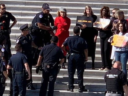 La policía detiene este viernes a Jane Fonda (de rojo) en las escalinatas del Congreso de EE UU, en Washington. En vídeo, el arresto.