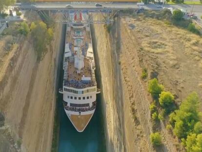 ¿Cabrá? Un buque de 22 metros de ancho navega en un canal de 25