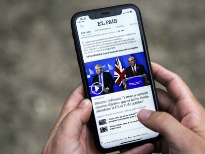 Un usuario navega en la app de EL PAÍS.