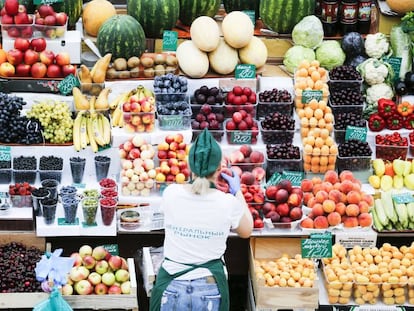 Un puesto de frutas y verduras, en Voronezh, Rusia. En vídeo, La FAO alerta del alto coste de las dietas de mala calidad en el mundo.