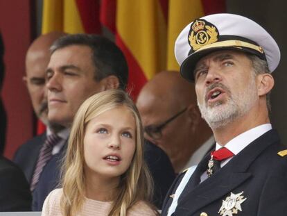 La princesa Leonor, con su padre el Rey en el desfile del 12 de octubre. En vídeo, la lectura de la Constitución de la princesa en su primera intervención pública.