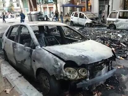 Un coche calcinado en la calle Roger de flor, en Barcelona.