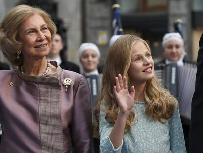 La princesa Leonor, con su abuela doña Sofía. en vídeo, el momento del discurso en el que Leonor le da las gracias a doña Sofía.