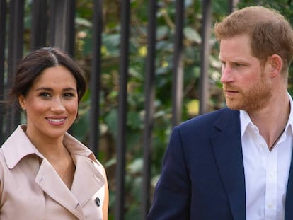 Meghan Markle y Enrique de Inglaterra, durante su viaje por África. En vídeo, los duques de Sussex se retiran de la vida pública durante seis semanas.