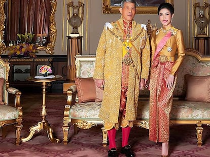 Maha Vajiralongkorn, Rama X de Tailandia, con su concubina, Sineenat Wongvajirapakdi, en agosto. En vídeo, Wongvajirapakdi es nombrada noble consorte real por el monarca en agosto.