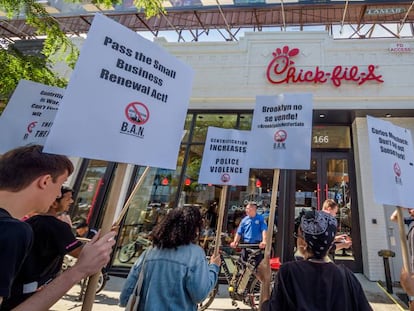 Manifestantes ante un Chick-fil-A de Brooklyn en septiembre de 2019. En vídeo, una manifestación de 2012 frente a uno de sus locales en California, Estados Unidos.