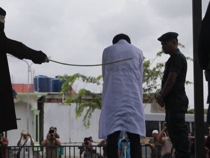 Un hombre recibe un latigazo de castigo por violar la ley islámica en Banda Aceh (Indonesia). En vídeo, la secuencia completa.