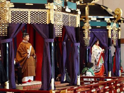 Los emperadores de Japón, durante la ceremonia. En vídeo, la ceremonia.