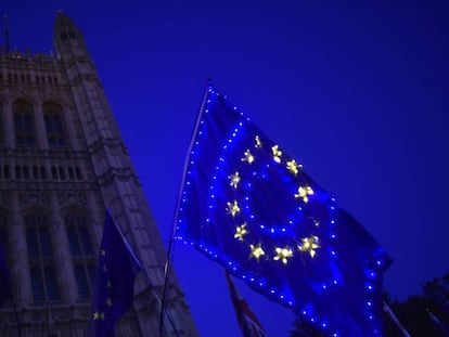 Manifestación europeísta, esta noche ante el Parlamento británico. En vídeo, el momento en el que se anuncia el resultado de la votación sobre el Brexit express.
