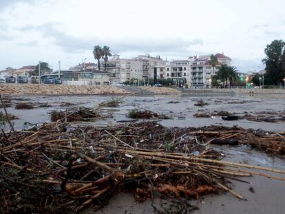La playa de Cambrils, en la riera de Riudecanyas, este miércoles. En vídeo, las imágenes del paso del temporal en el noreste.