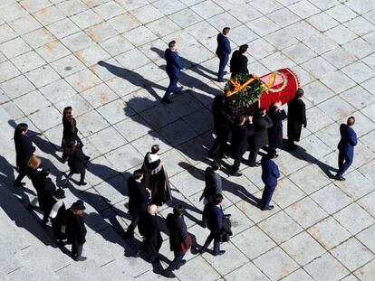 Los familiares de Franco trasladan los resto del dictador. En vídeo, así ha sido la exhumación.