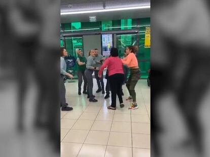 En vídeo, enfrentamiento entre los empleados del Mercadona y la mujer.