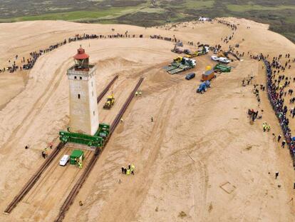 Un toma aérea de la mudanza del faro Rubjerg Knude. En vídeo, la reubicación de la edificación.