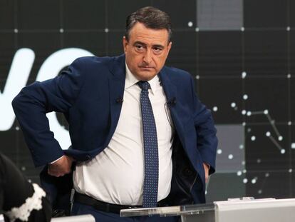 En la imagen, el portavoz del PNV, Aitor Esteban, antes del debate. En vídeo, momento en el que Aitor Esteban niega el saludo a Iván Espinosa de los Monteros.