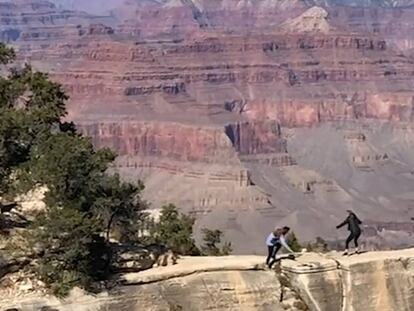 Una joven resbala en un precipio del Gran Cañón (Arizona, Estados Unidos). En vídeo, la secuencia completa.