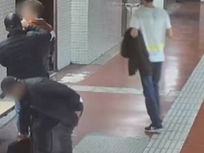 Escupitajo y robo: el método de dos carteristas en el metro de Barcelona