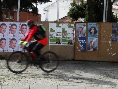 Carteles electorales en Hoyo de Manzanares (Madrid). En vídeo, los resultados y las reacciones del 10-N.