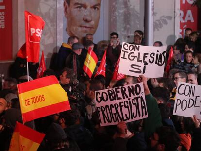 Simpatizantes con carteles la noche electoral en la sede del PSOE. En vídeo, los resultados y las reacciones del 10-N.