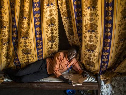 Denish, recostado sobre la cama de la cabaña donde duerme junto a sus hermanos.