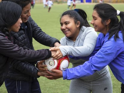 Las chicas también juegan al fútbol