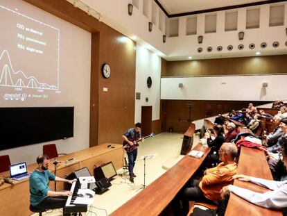 La conferencia "La música en la física" en la Facultad de Ciencias Físicas de la UCM. | En el vídeo, algunas imágenes de los experimentos en directo.