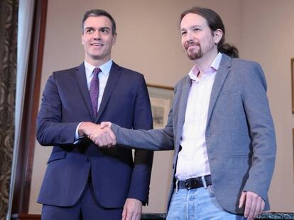 Pedro Sánchez y Pablo Iglesias se estrechan la mano tras la firma del preacuerdo sobre el gobierno de coalición. En vídeo, las acusaciones desde 2015.