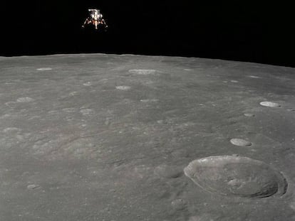 El módulo lunar del 'Apolo 12' sobrevuela la Luna. En vídeo, así fue el segundo viaje a la Luna.