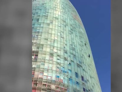 Los dos escaladores, en la Torre Glòries de Barcelona el pasado sábado.