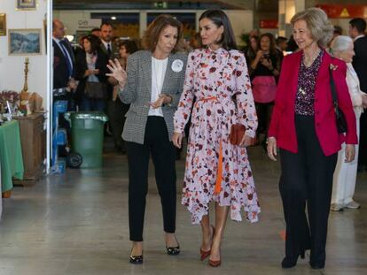 La reina Letizia y la reina Sofía durante su visita al rastrillo Nuevo Furturo en Madrid este martes.