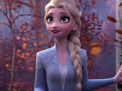 Elsa, el personaje protagonista de 'Frozen' y uno de los disfraces favoritos de niñas (y niños) alrededor del mundo, vuelve en una segunda parte que está dando mucho que hablar por motivos extracinematográficos. En vídeo, tráiler de la película.