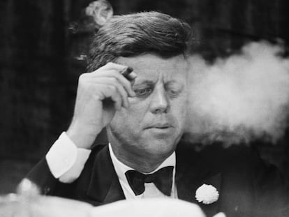 El presidente John F. Kennedy fuma un cigarro durante una cena de recaudación de fondos demócrata en la Universidad de Boston. En vídeo, José María Mulet explica el asesinato de Kennedy en un vídeo de EL PAÍS SEMANAL publicado el 8 de julio de 2019.