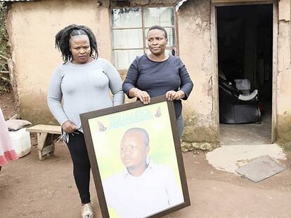 En vídeo, la viuda y la hermana de Sifiso Mholongo llevan su cadáver a una oficina de la aseguradora.