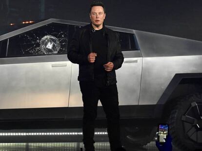 El cofundador de Tesla Motors Elon Musk junto al prototipo de su nuevo vehículo. En vídeo, el fallido evento de presentación del Tesla Cybertruck.