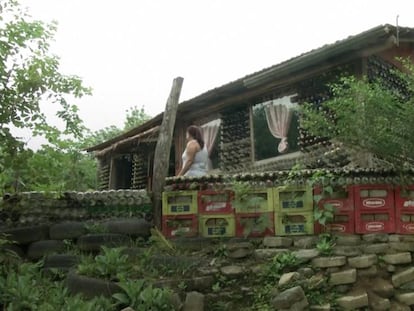 En vídeo, imágenes de la casa construida con materiales 100% reciclables.