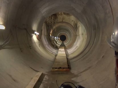 Un operario en el Túnel Emisor Oriental.