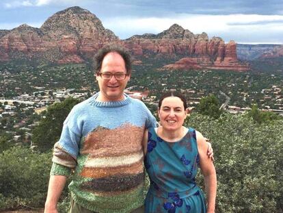 Sam Barsky posa junto a su mujer en el bosque nacional Cocomino, en Arizona.