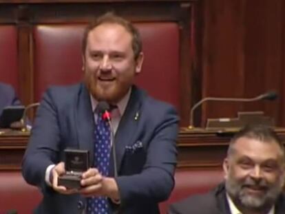 Momento en que el diputado Flavió di Muro saca un anillo para pedir matrimonio a su novia. En vídeo, intervención del parlamentario italiano.