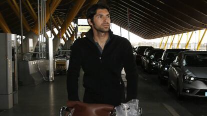 Cayetano Rivera Ordoñez en el aeropuerto de Madrid este miércoles. En vídeo, declaraciones de Rivera.