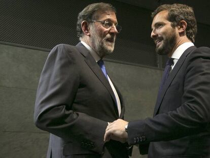 El expresidente del Gobierno Mariano Rajoy y el presidente del PP Pablo Casado, durante la presentación del libro 'Una España Mejor'. En vídeo, Rajoy explica por qué ha escrito sus memorias.