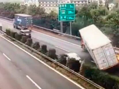 Un coche se salva por metros de ser aplastado por un camión en una autopista china. En vídeo, la secuencia completa.
