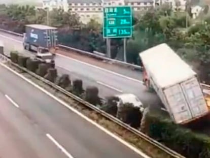 Un coche se salva por metros de ser aplastado por un camión en una autopista china. En vídeo, la secuencia completa.