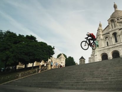 En vídeo, Fabio Wibmer realiza piruetas con su bicicleta en las calles de París y Lyon.
