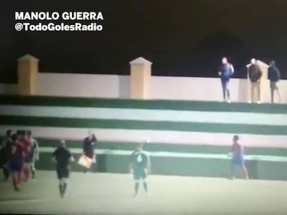 Un espectador se acerca a la linier para increparla durante un partido regional en Fuerteventura.