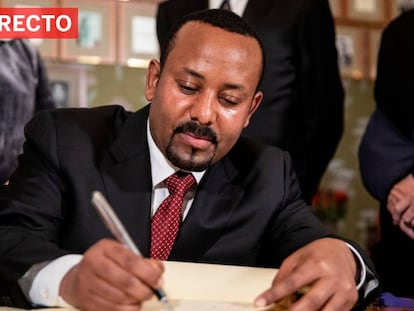 El primer ministro de Etiopía, Abiy Ahmed, firma el protocolo de los Nobel a su llegada a Oslo el lunes 9 de diciembre. En vídeo, directo de la entrega del Nobel de la Paz.