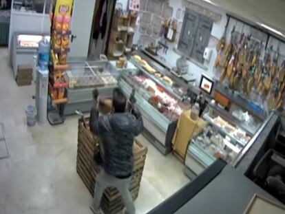 Un hombre roba dos jamones de bellota de una tienda de Los Palacios, Sevilla. En vídeo, el robo de jamones al alza.