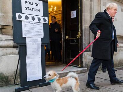 El primer ministro británico, Boris Johnson, tras votar este jueves en Londres. En vídeo, el análisis.