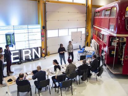 Un grup d'alumnes prepara la seva exposició al laboratori d'innovació del CERN.